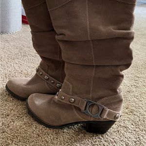 Unity Carlos Santana tan boots with studded detail.